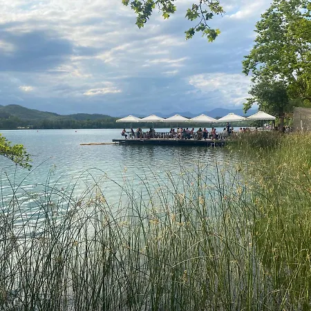 Aroa S Lake Apartment *